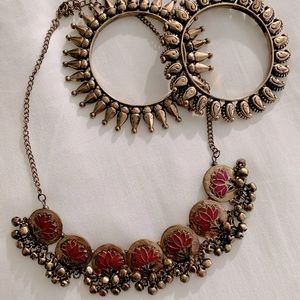 Metal chocker with matching bangles